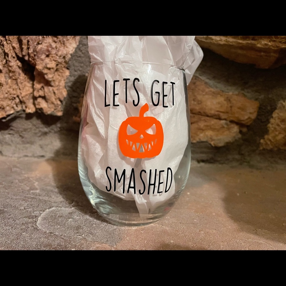🥳 HOST PICK🥳 Spooky wine glass nwot ⭐️